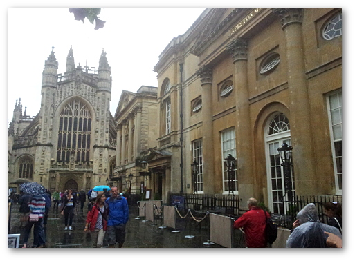 En 1816, en pleine écriture de Frankenstein, Mary et Percy ont séjourné 5 Abbey Church à Bath, un bâtiment aujourd'hui disparu qui occupait (au milieu sur notre photo)le côté gauche du Pump room, face à l'abbaye. Claire, enceinte de Byron, a vécu non loin, 12 New Bond Street.