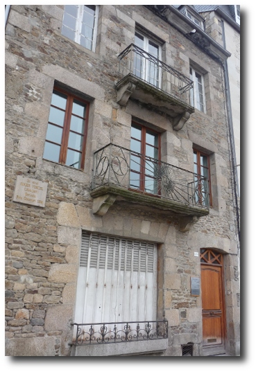 19 place Duguesclin à Dinan (plaque). 19 place Duguesclin à Dinan (plaque).