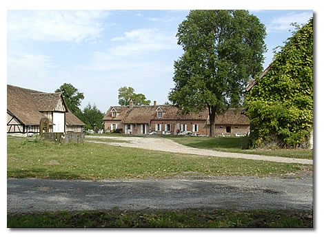 La ferme de Berrué (devenue Villevieille dans Marie-Claire), entre Sainte-Montaine et Pierrefitte-sur-Sauldre.