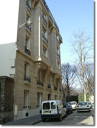 3 rue Camille-Tahan à Paris, au pied de Montmartre.