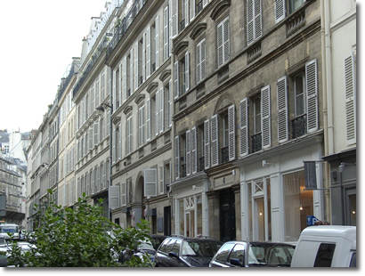 Au centre, le 8 rue du Pré-aux-Clercs à Paris.