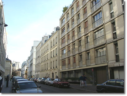 À droite, le 21 rue de l'Estrapade à Paris.