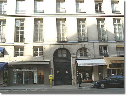 44 rue du Bac à Paris.