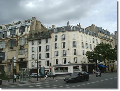 À l'angle de la rue Campagne-Première et du boulevard Raspail se trouvait l'hôtel occupé par Rimbaud fin 1871-début 1872 (face à l'immeuble blanc).