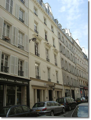 L'hôtel d'Alsace, 13 rue des Beaux-Arts à Paris (en blanc, à gauche).