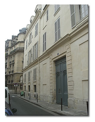 En face du n°14 rue Saint-Guillaume.