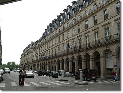 L'hôtel Lotti, rue de Castiglione à Paris (au fond : l'hôtel Inter-Continental).