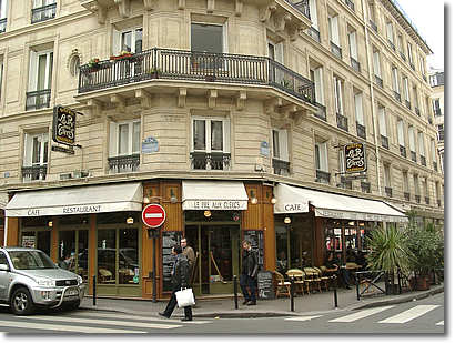 Le café du Pré-aux-Clercs, 30 rue Bonaparte (au coin avec la rue Jacob), à Paris.