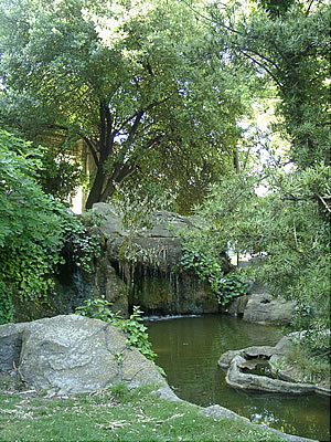 La cascade du Jardin de l'Esplanade. La cascade du Jardin de l'Esplanade.