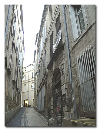 A droite, l'hôtel d'Hébrard, 3 rue Urbain V. A droite, l'hôtel d'Hébrard, 3 rue Urbain V.