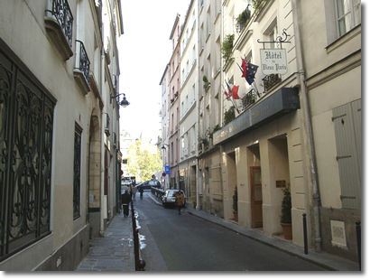 À droite, l'Hôtel du Vieux Paris, ex-