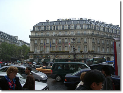 Le Café de la Paix, au pied de l'hôtel Intercontinental, place de l'Opéra à Paris.