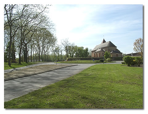 A gauche, l'allée qui mène au château. A l'extrême droite, la route qui mène à l'auberge Tatin.