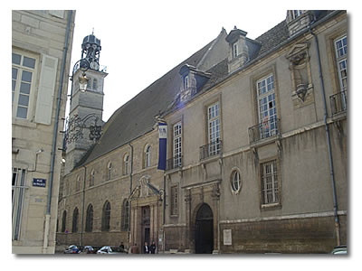 La bibliothèque municipale, rue de l'Ecole de droit.