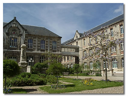 Henry Miller est répétiteur au lycée Carnot pendant l'hiver 1932-1933.
