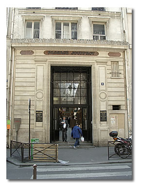En face, l'entrée du passage Jouffroy