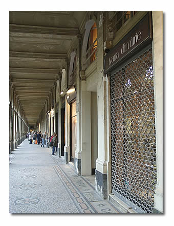 A droite, l'emplacement du café des Mille colonnes, 36 galerie Montpensier.