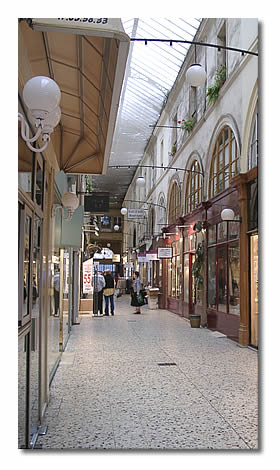 A droite, le 23 passage Choiseul.