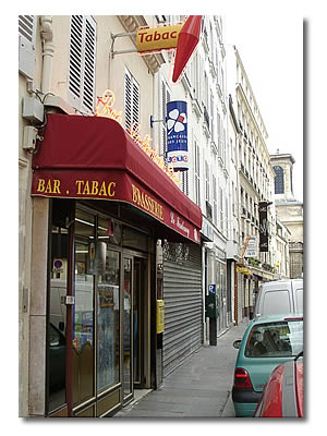 Le café tabac « Le Fontenoy », 33 rue Lamartine. Au fond à droite, l'église Notre Dame de Lorette.