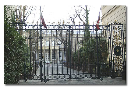 L'Institut allemand, redevenu ambassade de Pologne, rue Saint-Dominique.
