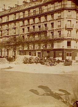 Une barricade sur le boulevard Magenta en 1871. Une barricade sur le boulevard Magenta en 1871.