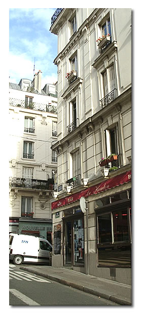 A droite, le 24 rue Houdon.