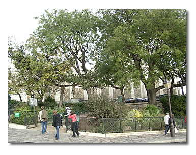 Le square Nadar et le Sacré-Coeur derrière.