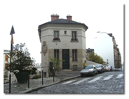 L'école de Louise Michel à Montmartre (angle de la rue du Mont-Cenis et de la rue Becquerel).