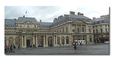 A droite du Palais-Royal, l'ancien théâtre. A droite du Palais-Royal, l'ancien théâtre.