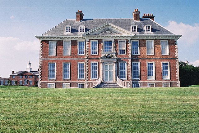 Le château d'Uppark (photo EccentricRichard, https://commons.wikimedia.org/w/index.php?curid=6038583) Le château d'Uppark (photo EccentricRichard, https://commons.wikimedia.org/w/index.php?curid=6038583)