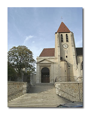L'église Saint-Germain-de-Charonne, rue de Bagnolet à Paris.