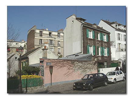 Le 30 rue Saint-Vincent (avec les volets verts). A sa gauche, le Lapin agile. Le 30 rue Saint-Vincent (avec les volets verts). A sa gauche, le Lapin agile.