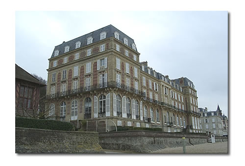 L'ex hôtel des Roches noires, aujourd'hui partagé en appartements.