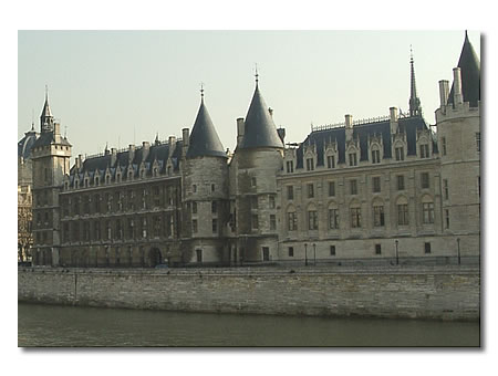 La Conciergerie. La Conciergerie.