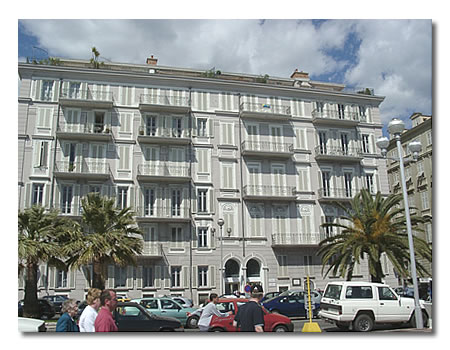 L'ex-hôtel Beau Rivage, aujourd'hui 107 quai des Etats-Unis.