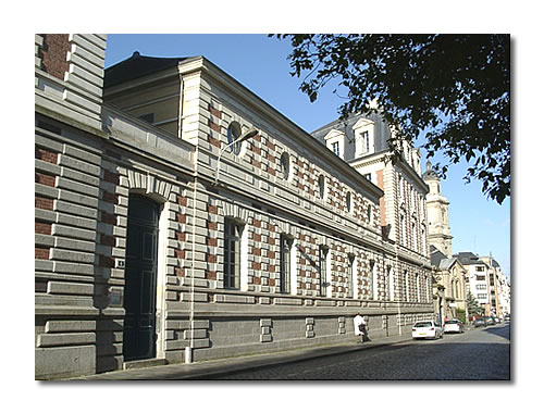 L'entrée du lycée rue Toullier, empruntée par les journalistes et le public du procès L'entrée du lycée rue Toullier, empruntée par les journalistes et le public du procès