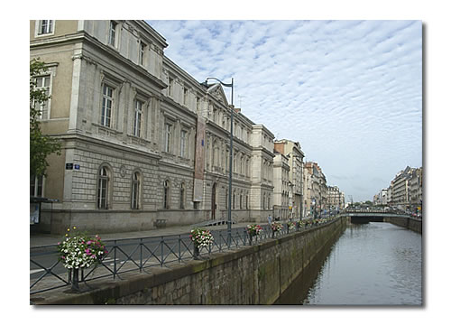 Les quais de la Villaine, lieu de promenade pour les acteurs de l'Affaire et trajet menant du lycée aux hôtels et au Café de la Paix Les quais de la Villaine, lieu de promenade pour les acteurs de l'Affaire et trajet menant du lycée aux hôtels et au Café de la Paix