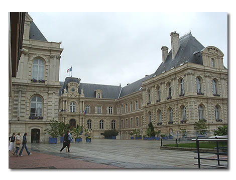 L'hôtel de ville. L'écrivain est élu conseiller municipal en 1888 et le reste 16 ans.