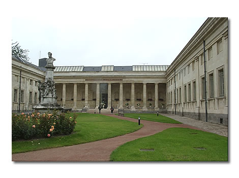 La bibliothèque municipale Louis Aragon, rue de la République. Un lieu où l'écrivain vient se documenter, à deux pas de chez lui. La bibliothèque abrite aujourd'hui le fonds Jules Verne.