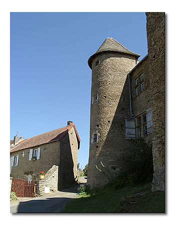A droite, le château de Tyard, à Bissy-sur-Fley près du Creusot.