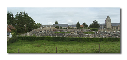 Le cimetière et l'église de Saint-Sauveur. A gauche, le toit du presbytère Le cimetière et l'église de Saint-Sauveur. A gauche, le toit du presbytère