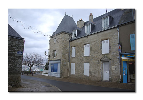 Au fond, le port. Au fond, le port.