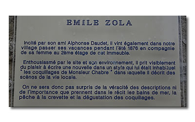 La plaque à droite de la porte blanche. La plaque à droite de la porte blanche.
