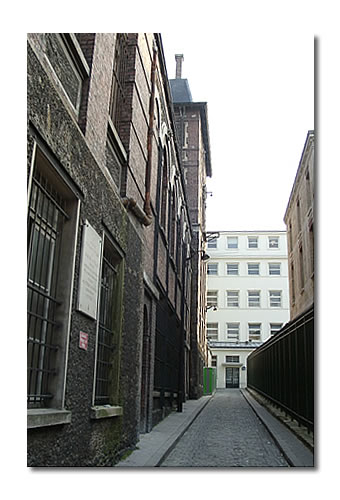 A gauche, le 11 impasse Chartière (en 2006). A gauche, le 11 impasse Chartière (en 2006).