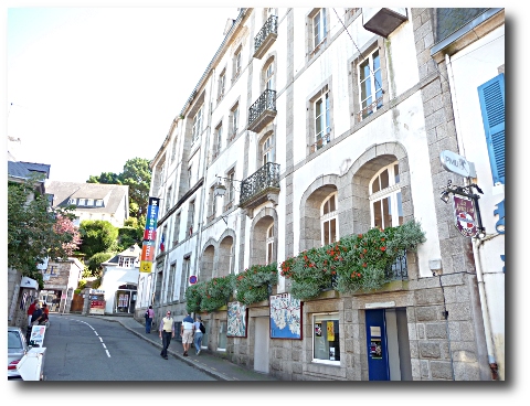 A gauche de l'ex-Hôtel Gloanec, l'annexe de l'Hôtel des Voyageurs de Julia Guillou, aujourd'hui l'hôtel de ville. A gauche de l'ex-Hôtel Gloanec, l'annexe de l'Hôtel des Voyageurs de Julia Guillou, aujourd'hui l'hôtel de ville.