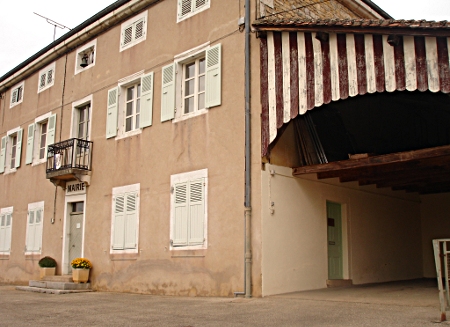 La mairie de Courmangoux. A droite, la porte de la bibliothèque Bernard Clavel (ph. Christian Broussas).