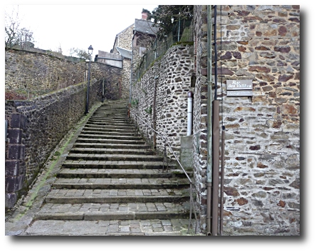 Un autre décor des Chouans : le bout de la ruelle des Quatre-vents, qui se termine par les degrés de l'Escalier de la Duchesse Anne, l' Un autre décor des Chouans : le bout de la ruelle des Quatre-vents, qui se termine par les degrés de l'Escalier de la Duchesse Anne, l'