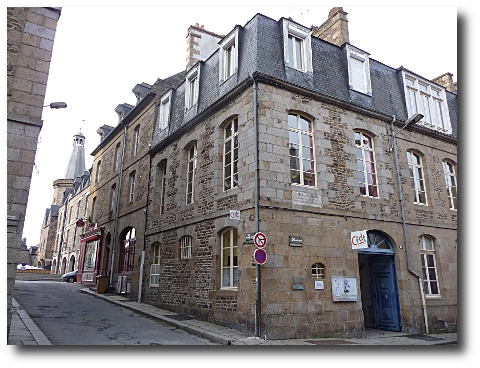 L'hôtel de Marigny, 18 rue Chateaubriand, était habité par Marie-Anne, soeur de François-René, mariée à M. de Marigny.