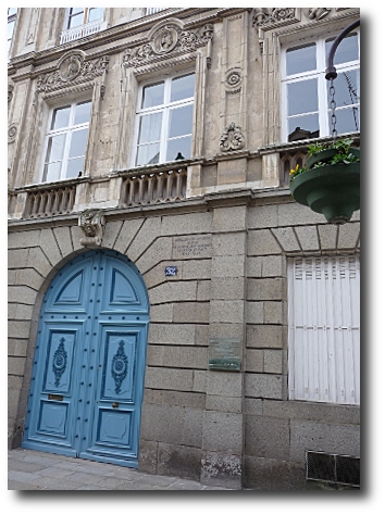 L'hôtel Danjou de la Garenne occupe depuis le XIXe siècle l'emplacement de l'hôtel de Julie de Châteaubriand, soeur de François-René et comtesse de Farcy, 32 rue Nationale.