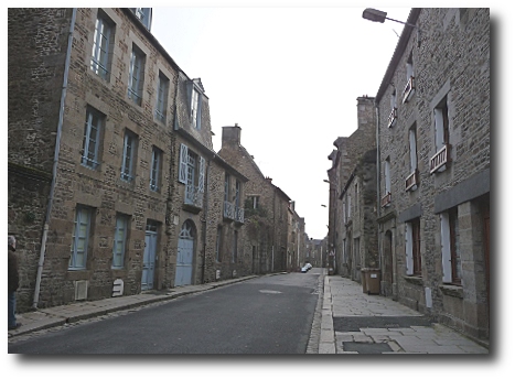 L'hôtel de Québriac se trouve à gauche.